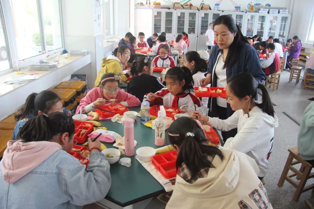 义务教育不是免费的吗？家长质疑学校乱收费，晒收费单引网友热议