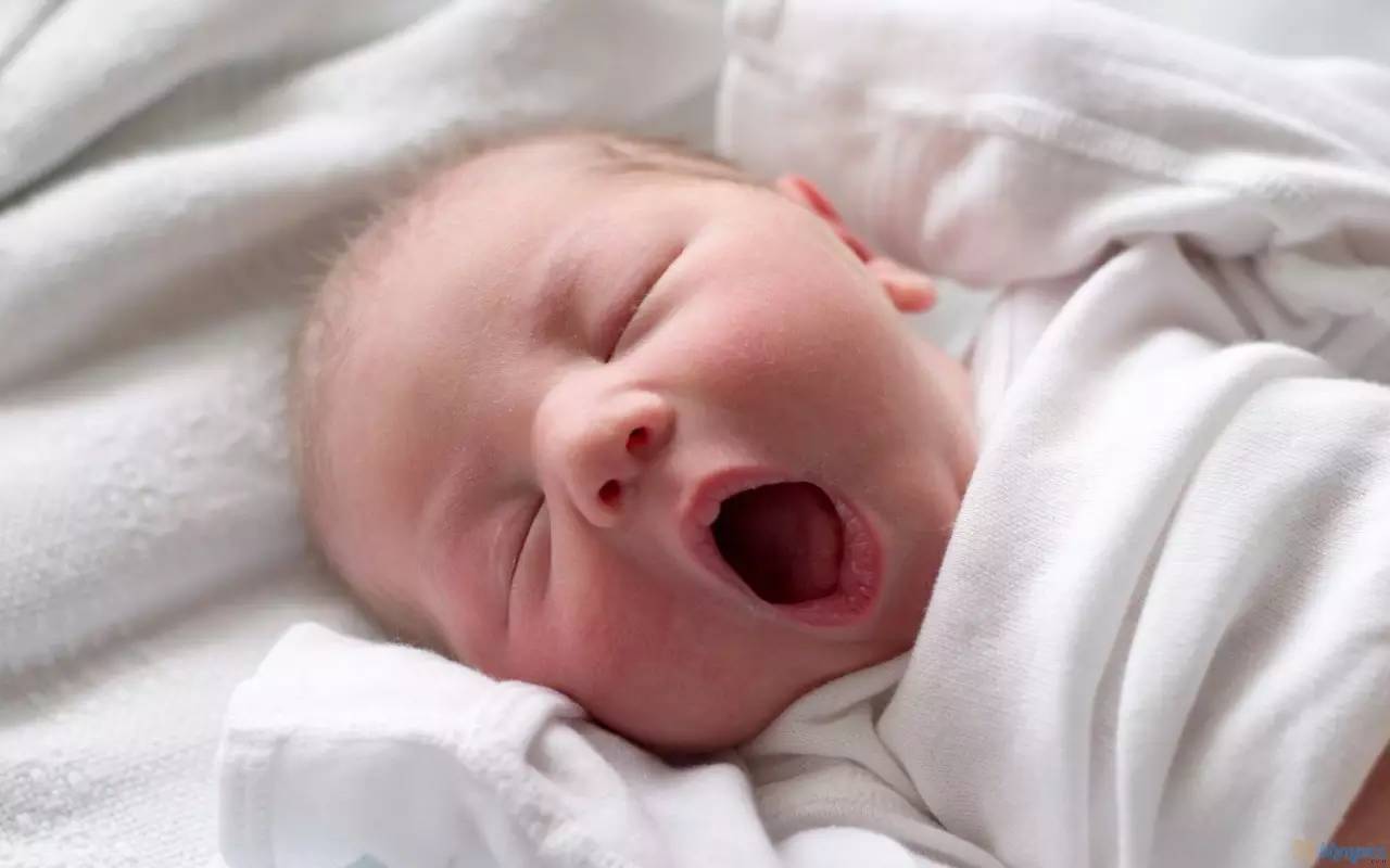 新生儿睡多久正常？新生宝宝睡姿及“黑白颠倒”睡调整重要性_孩子