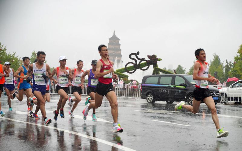 比赛集锦(风雨无阻精彩无限 十四运会马拉松比赛集锦)