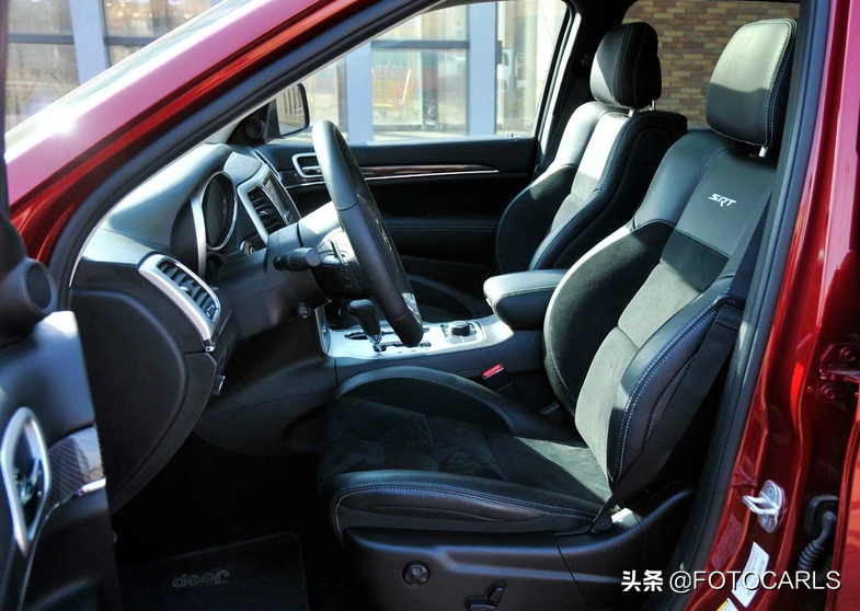 Jeep大切诺基6.4L SRT8实拍，百公里不到5秒，售价近120万的灭霸