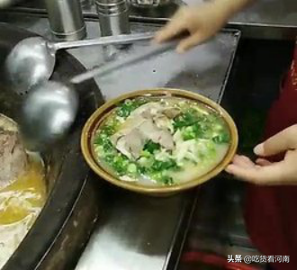 羊肉饸饹面，十元一碗，一天能卖上千碗，土豪开车来吃