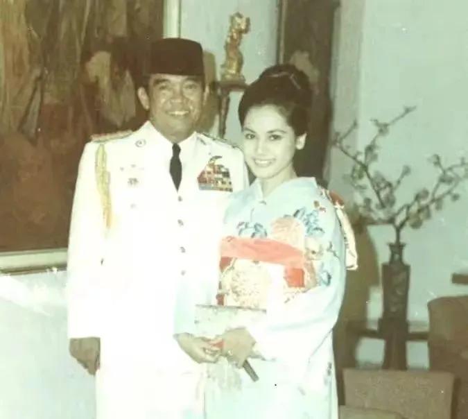 和張哲瀚合影的原來是她，黛薇夫人是日本右翼分子，蘇妲己再世
