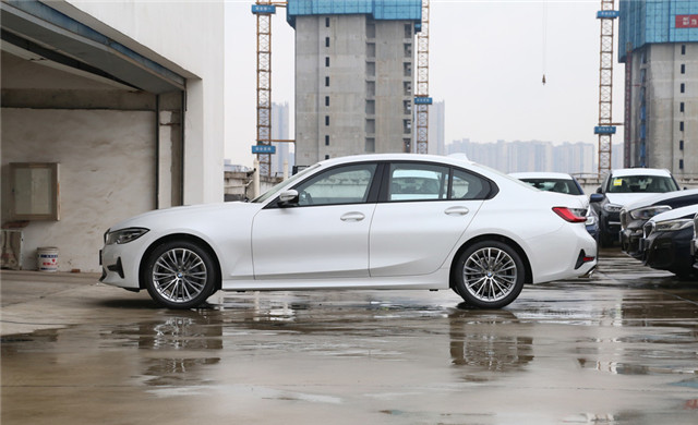 体验宝马3系320i 运动套装版，配2.0T＋8AT，空间够用，外观漂亮