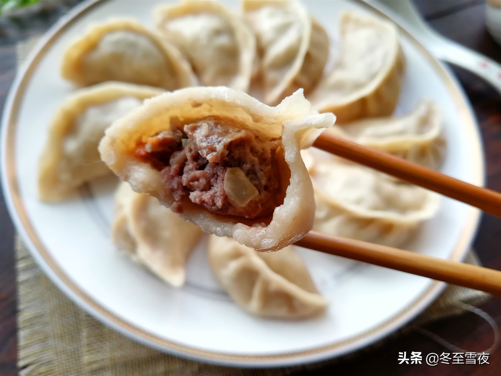吃饺子，这个肉馅的饺子最香了，香嫩可口，就是有点贵