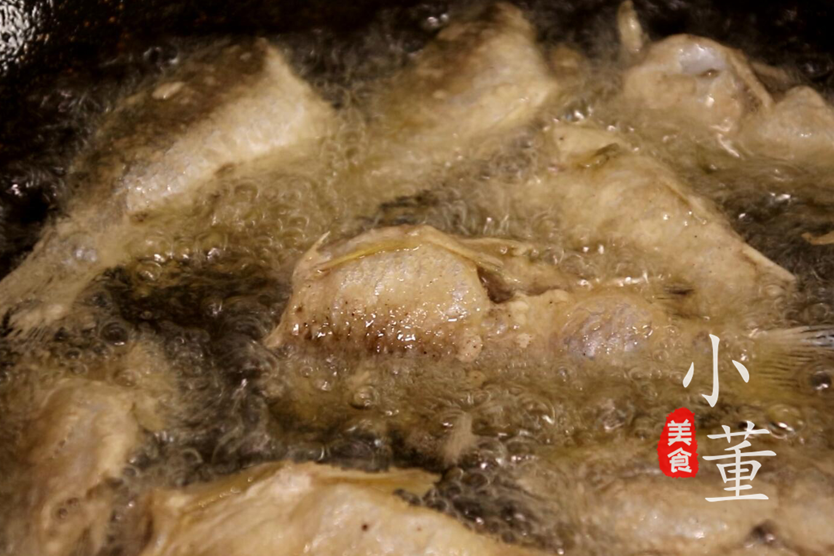 小伙下河捞小鲫鱼，这样做既简单又好吃，外焦里酥，不用吐刺