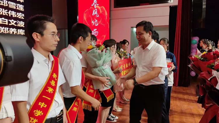 守望初心 最美绽放--乾县一中隆重庆祝第37个教师节