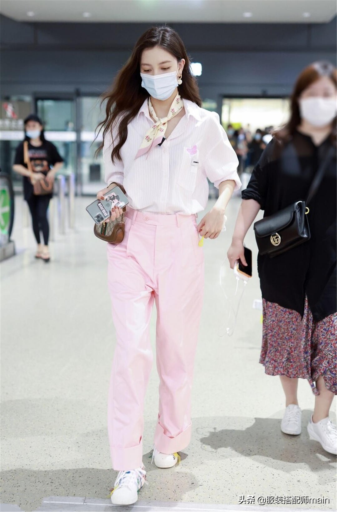 溜肩女孩不要慌，学会这4个穿衣技巧，气质拿捏得死死的