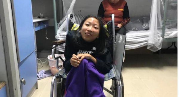 即使因非典而被限制在轮椅上，女孩仍热爱生活，以607分考入川外