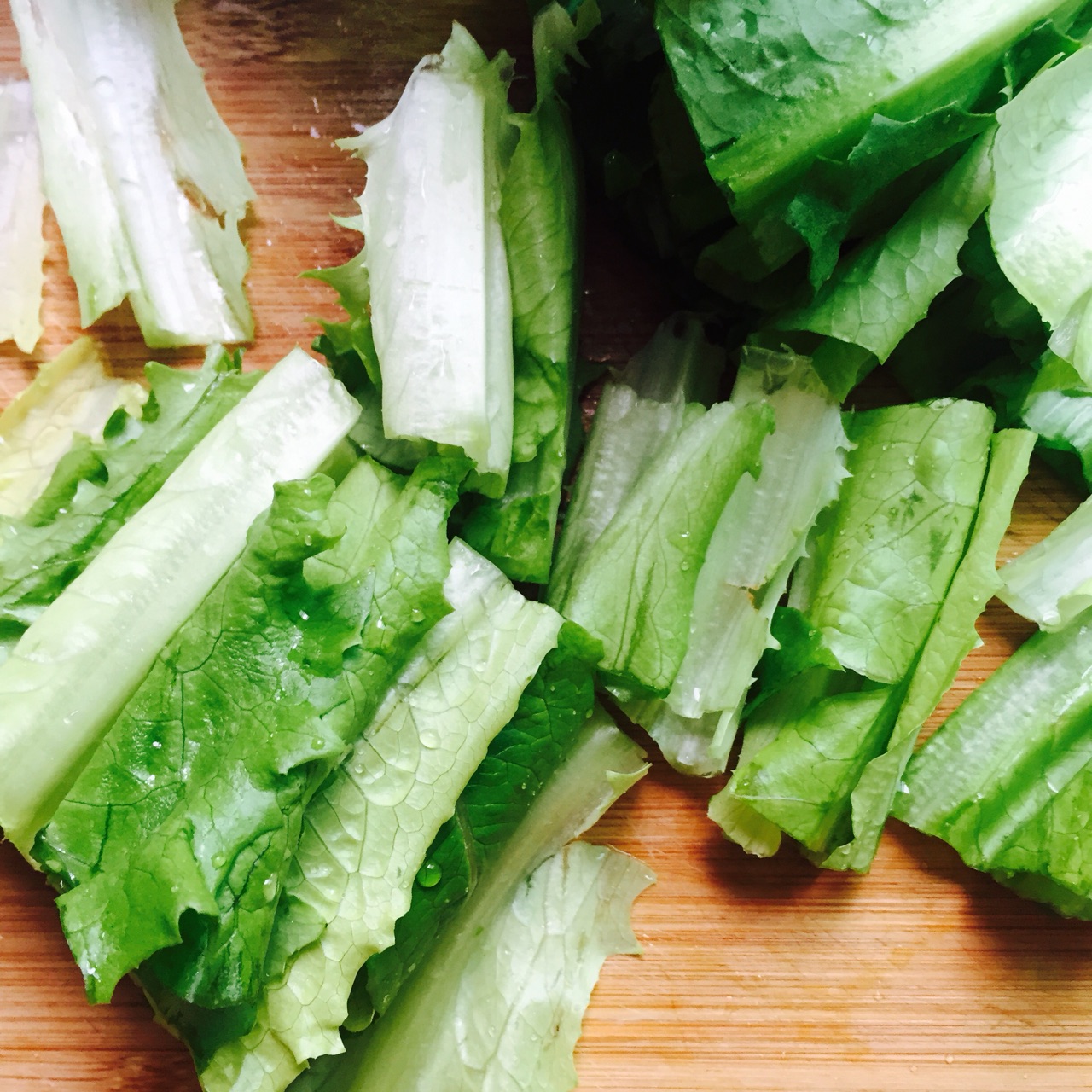 油麦菜怎么炒好吃又简单（家常清炒油麦菜经济实惠又好吃）