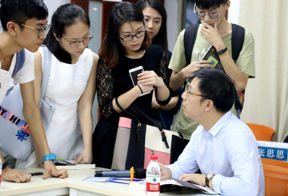 男大学生请假条走红，理由让老师无法拒绝，没毕业就结婚也有好处