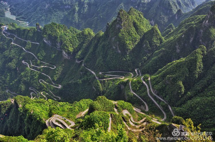玉壶峰下松涛起，天界佛国掸尘埃！走遍千山万岭，唯天门山独有