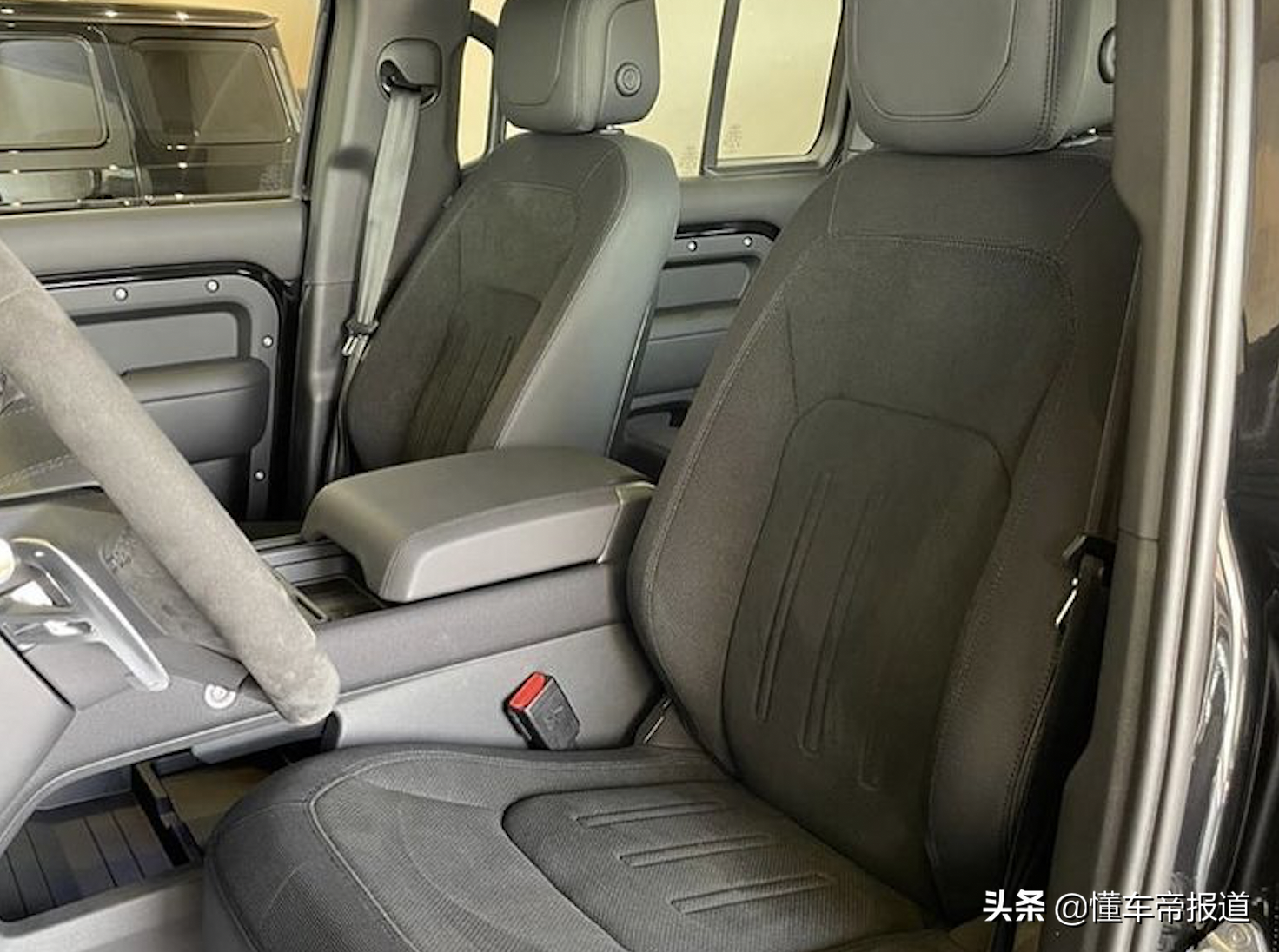 新车 </p><p>　　 约人民币86万起，路虎卫士V8实车曝光，竞争雷克萨斯LX600？