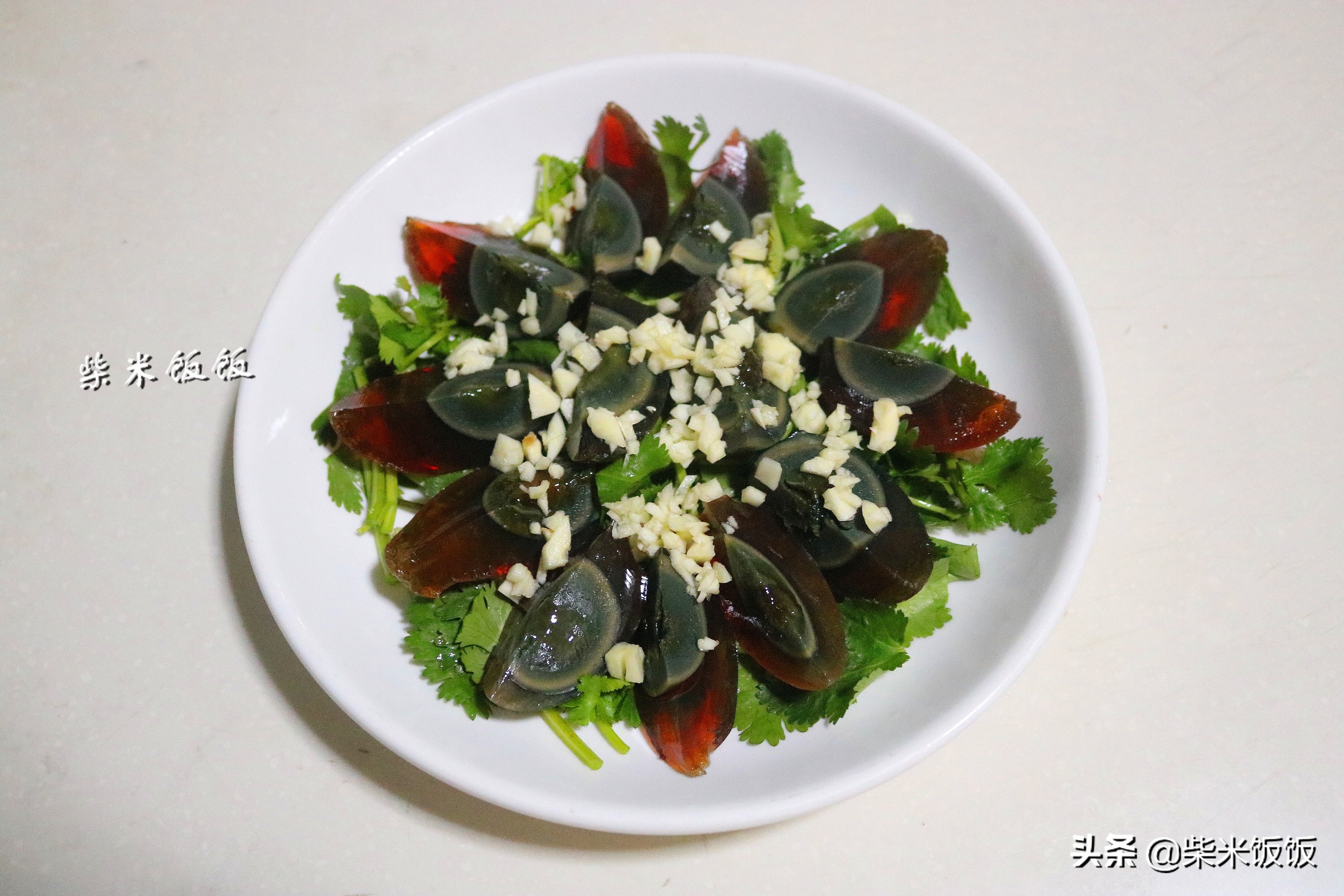 凉拌皮蛋怎么做？一碗料汁就够了！这味道，宴客也够面