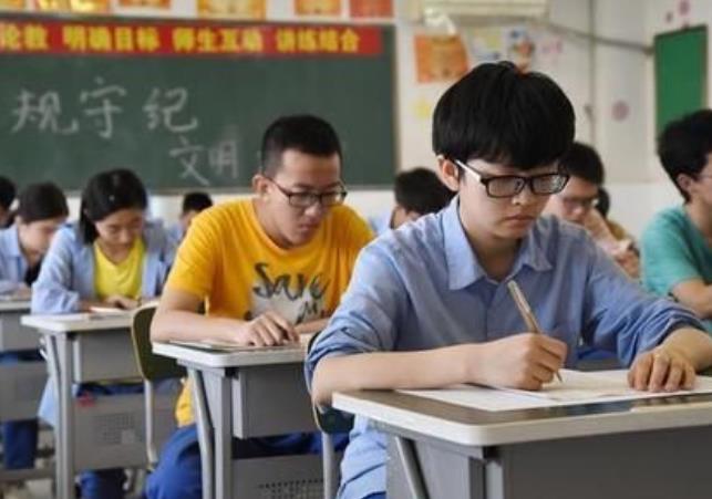 考生父亲花重金送孩子去补课班，承诺能过一本线，结果高考254分