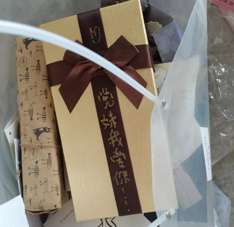 可悲！党妹解约搬家，粉丝礼物当垃圾扔，还有人送她南京文化地图