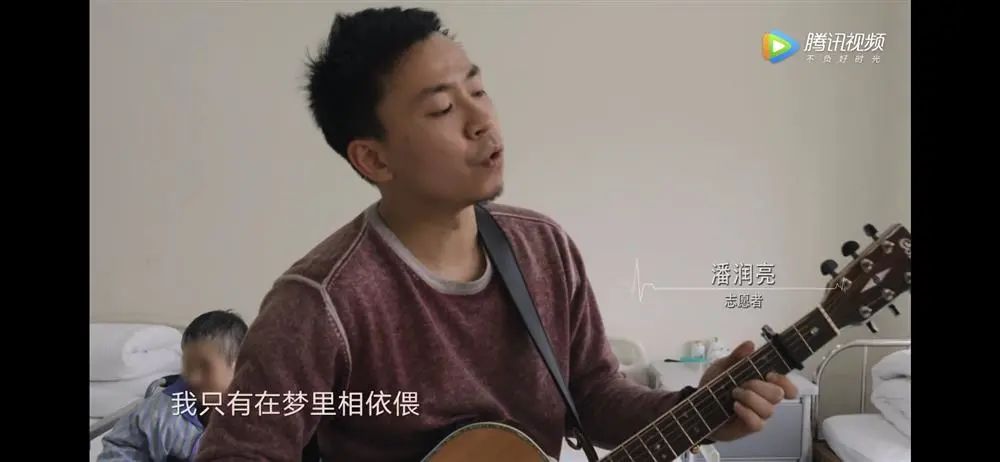 白天他在病房唱歌，晚上回到监狱