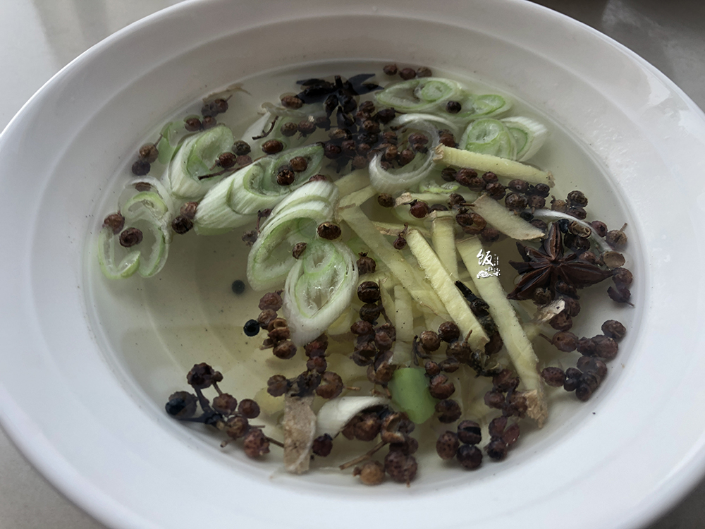 包馄饨时，学会这样调馅，多加这碗水，馄饨鲜美多汁，没肉腥味