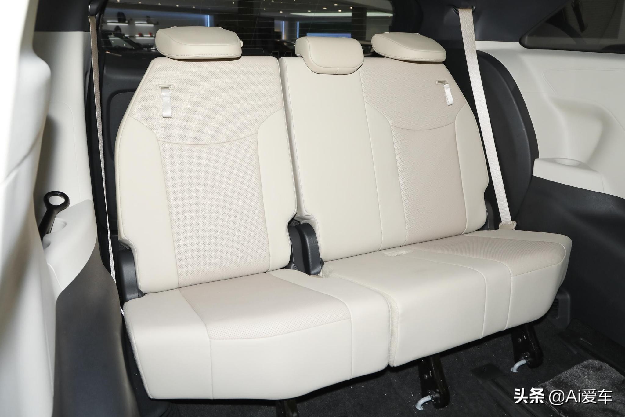 5.3L油耗合资大7座家用MPV，车长超5米1带双电滑门，实拍丰田赛那