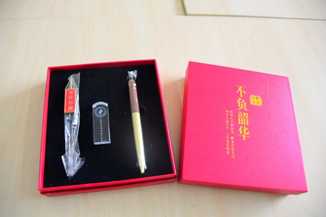 毕业快乐！沪上39所院校的毕业礼品，你最心仪哪种？