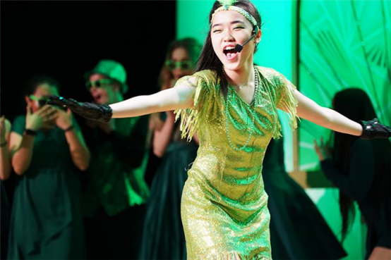 你以为香港哈罗老师只会教书，那就错了，他们还教学生如何起飞