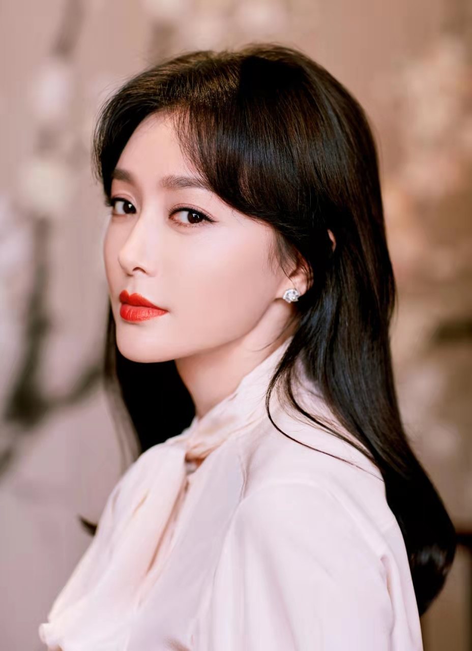 秦岚真是女明星里的清流,皮短裤也能穿出少女感,41岁美成白月光