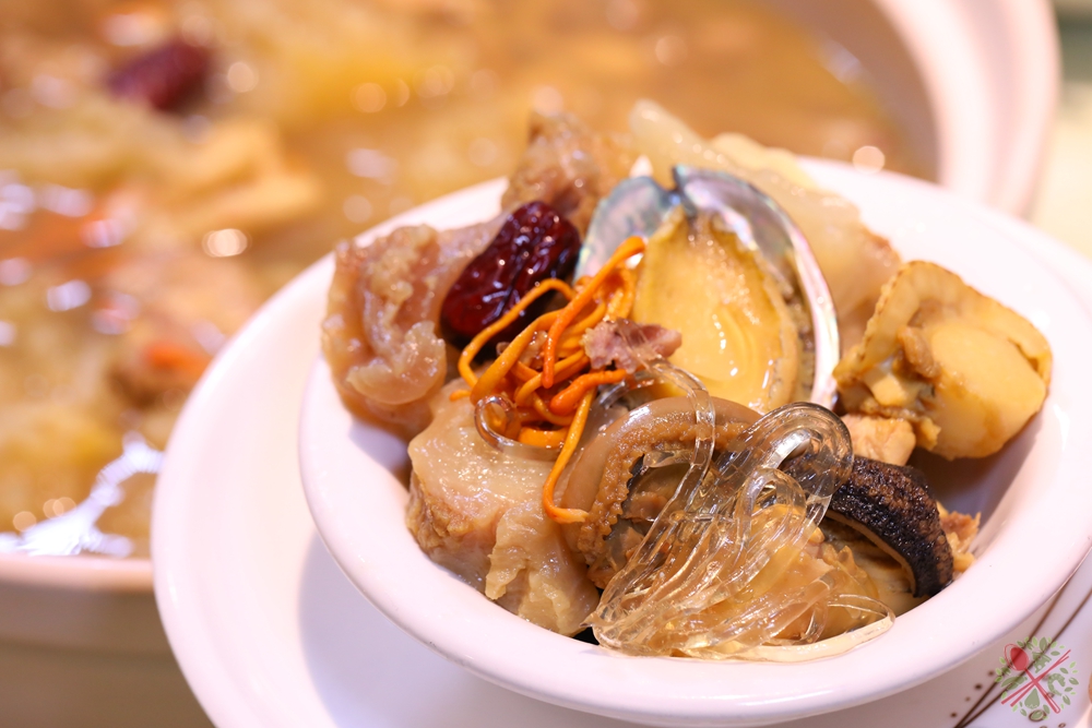 汇集12种食材的佛跳墙，鲍参翅肚样样都有