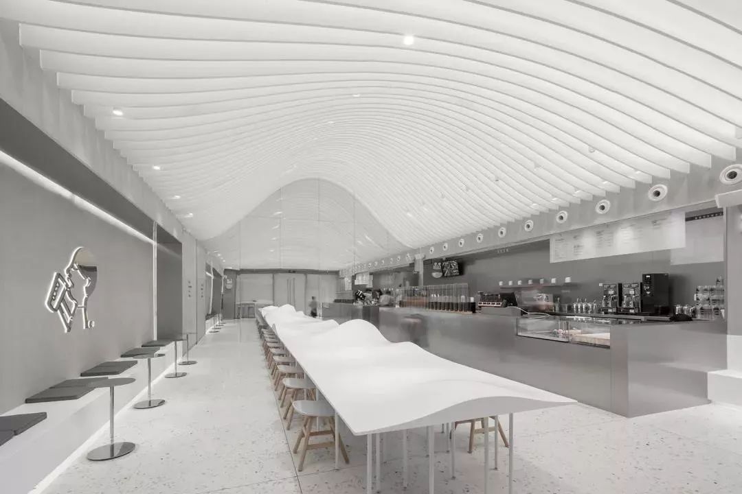 青砖、原木、石材、铝板，喜茶空间如何盘活建筑材料？