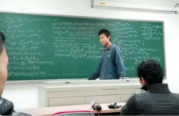 清华创意满满的招生宣传片，输给北大其貌不扬的韦神，网友：完败