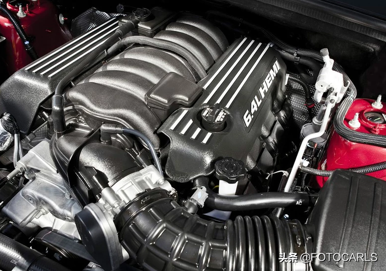 Jeep大切诺基6.4L SRT8实拍，百公里不到5秒，售价近120万的灭霸