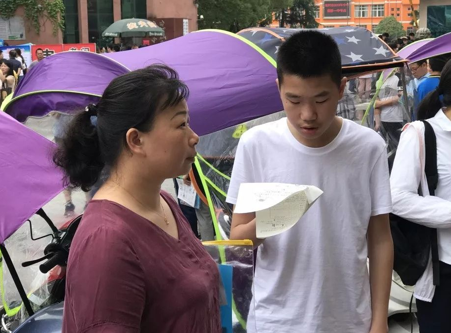 孩子参加高考，家长是否有必要在场外陪考，看看学霸家长咋说