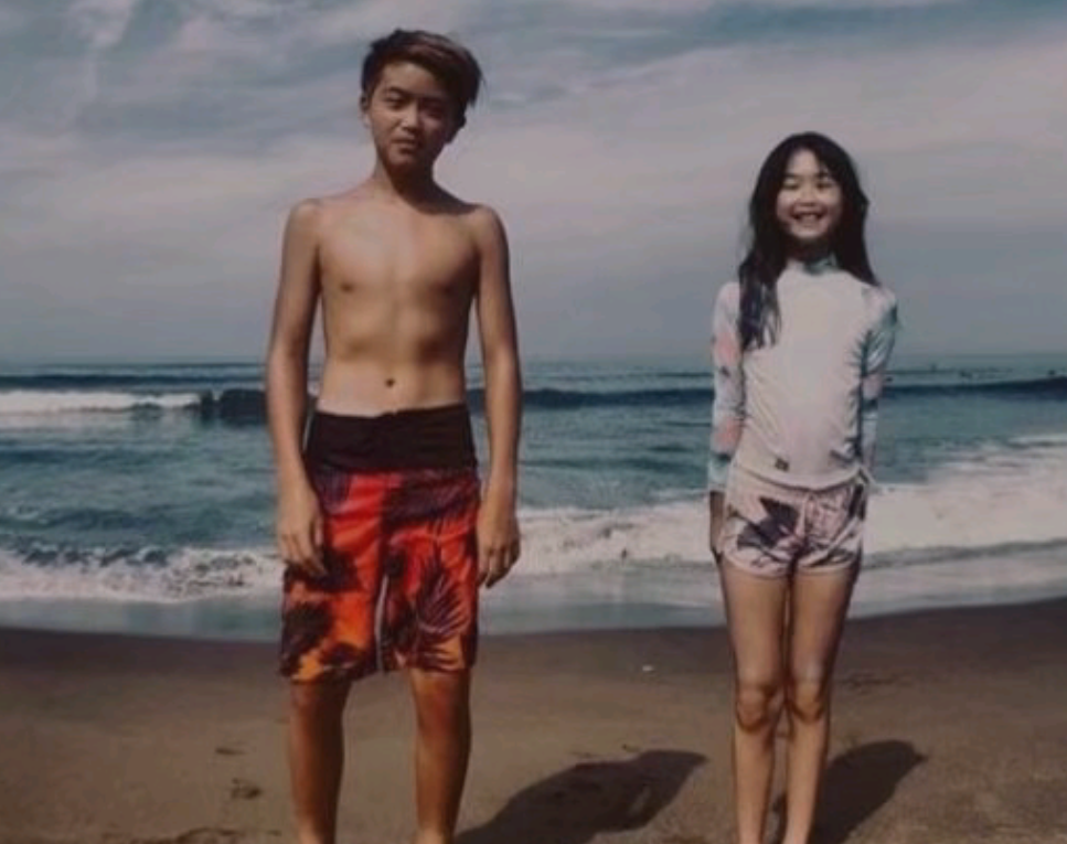 曹格妻子分享女儿照片，Grace穿高跟鞋长大了，腿长脚长五官出挑