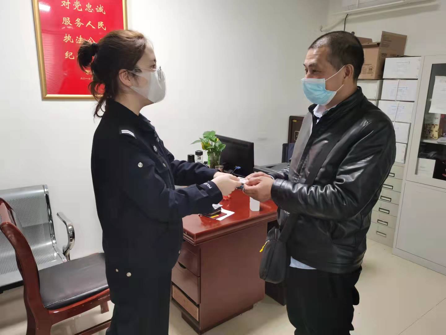西安灞桥法院：证件不大关系不小 法警为遗失物找主人