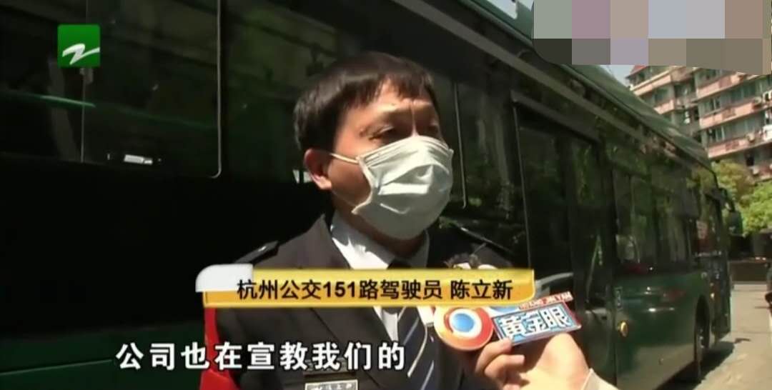 奥迪车路上突然着火冒烟，好心公交司机路过，提上灭火器冲上来