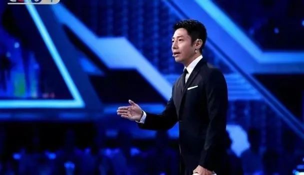 应采儿一句“印错了”化解尴尬，社交牛逼症人的魅力