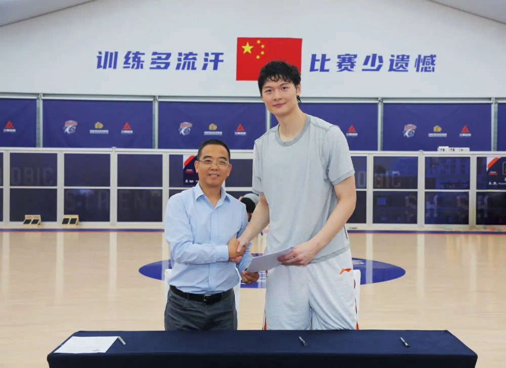 cba比赛球员坐在哪个区(为什么CBA不能像NBA一样，人员流动？原因有3点)