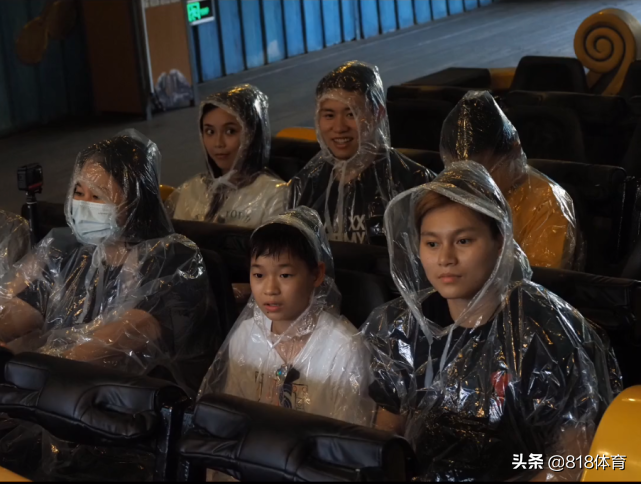 皮!全红婵长隆玩激流勇进,谢思埸掀掉她雨衣帽子,红姐淋成落汤鸡