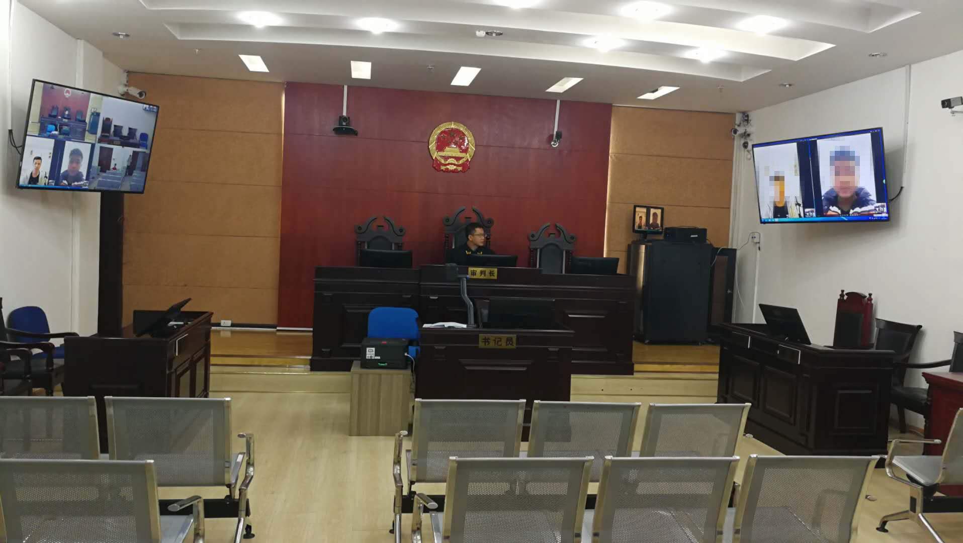 空调安装工坠楼摔瘫，向空调买卖双方索赔110万元，买方担责吗