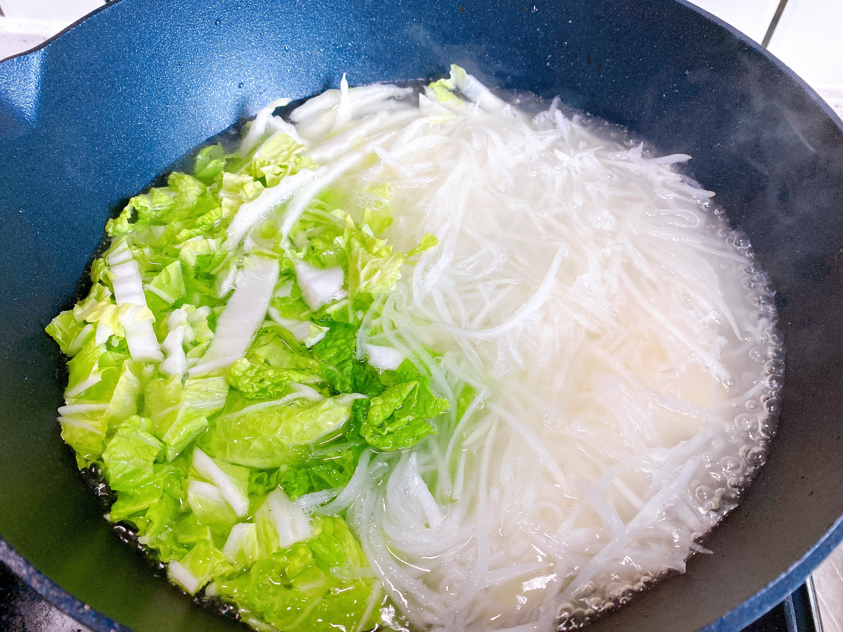 冬天要多喝这“2白汤”，荤素搭配，汤色浓白不油腻，10分钟完成