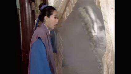 2米大蛇盘踞在马桶之中，遇到蛇该怎么办？雄黄真的不好使