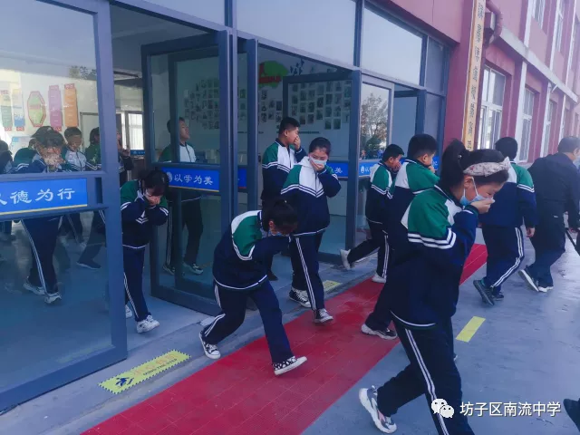 坊子區(qū)南流中學(xué)舉行防火疏散演練(圖4) 坊子區(qū)南流中學(xué)舉行防火疏散演練(圖4)