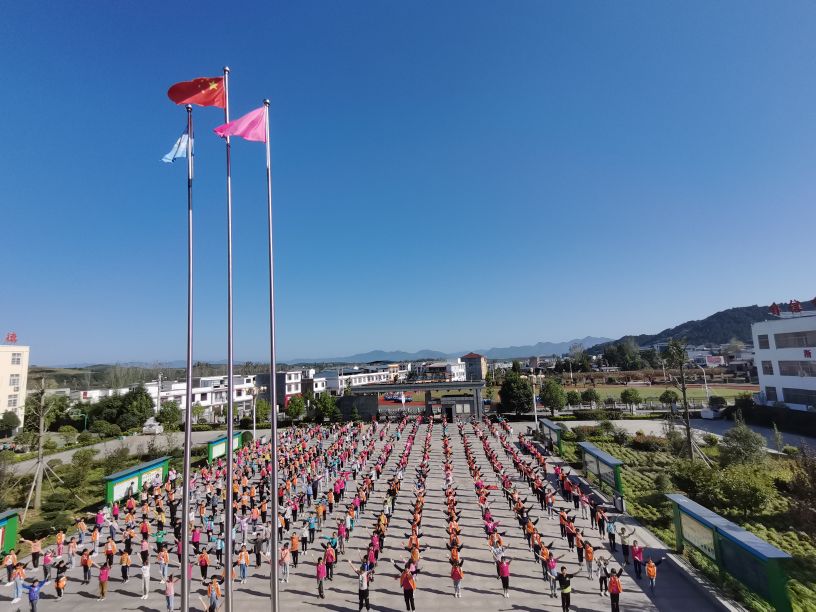 金秋十月，喜迎国庆——淅川县盛湾镇小全体师生庆祝国庆