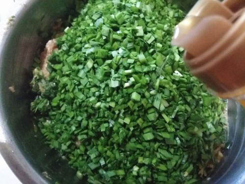 韭菜馅饺子怎么做好吃？学会这3点调出秘制馅料，一口一个吃不够