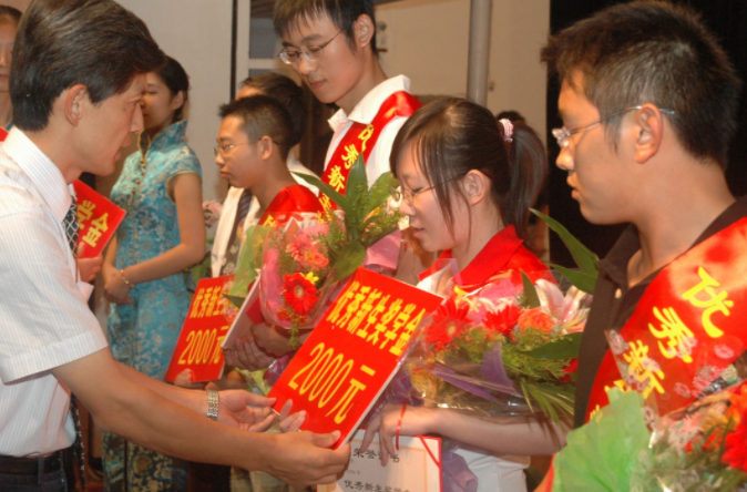 部分大学生的福利，2021年生活费或将得到补助，家长经济负担减轻