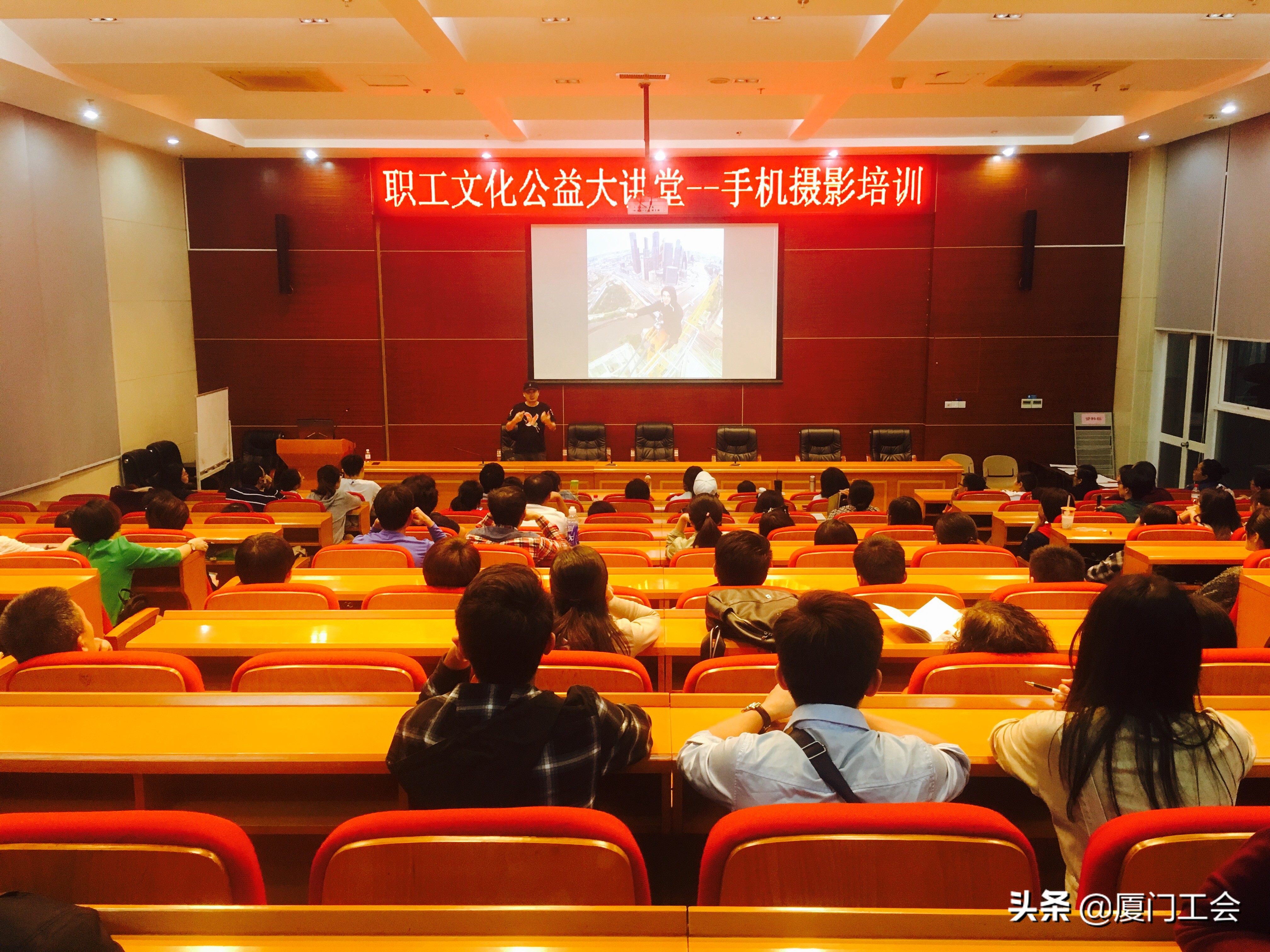 厦门市总工会向首批10家职工学堂授牌