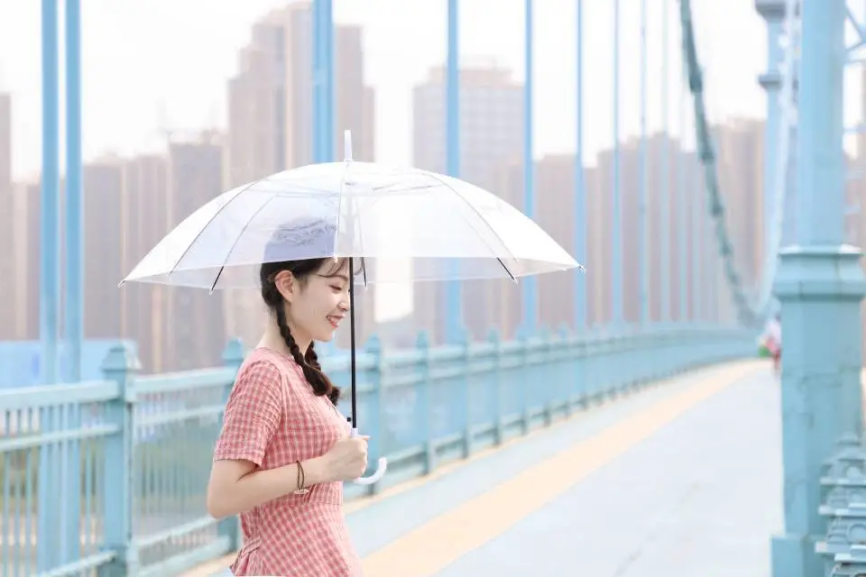 参加国旗护卫队，连续3年获国家级奖学金，湖北女大学生现已保研985！