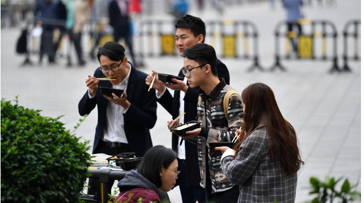 大学生就业难，部分毕业生表示很心酸，简历还没看就被淘汰了