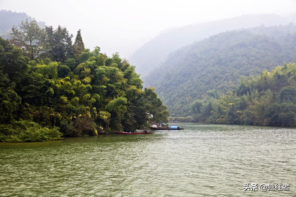 水中有山,山绕水生,水行山中,富春江一幅淡雅的水墨画卷