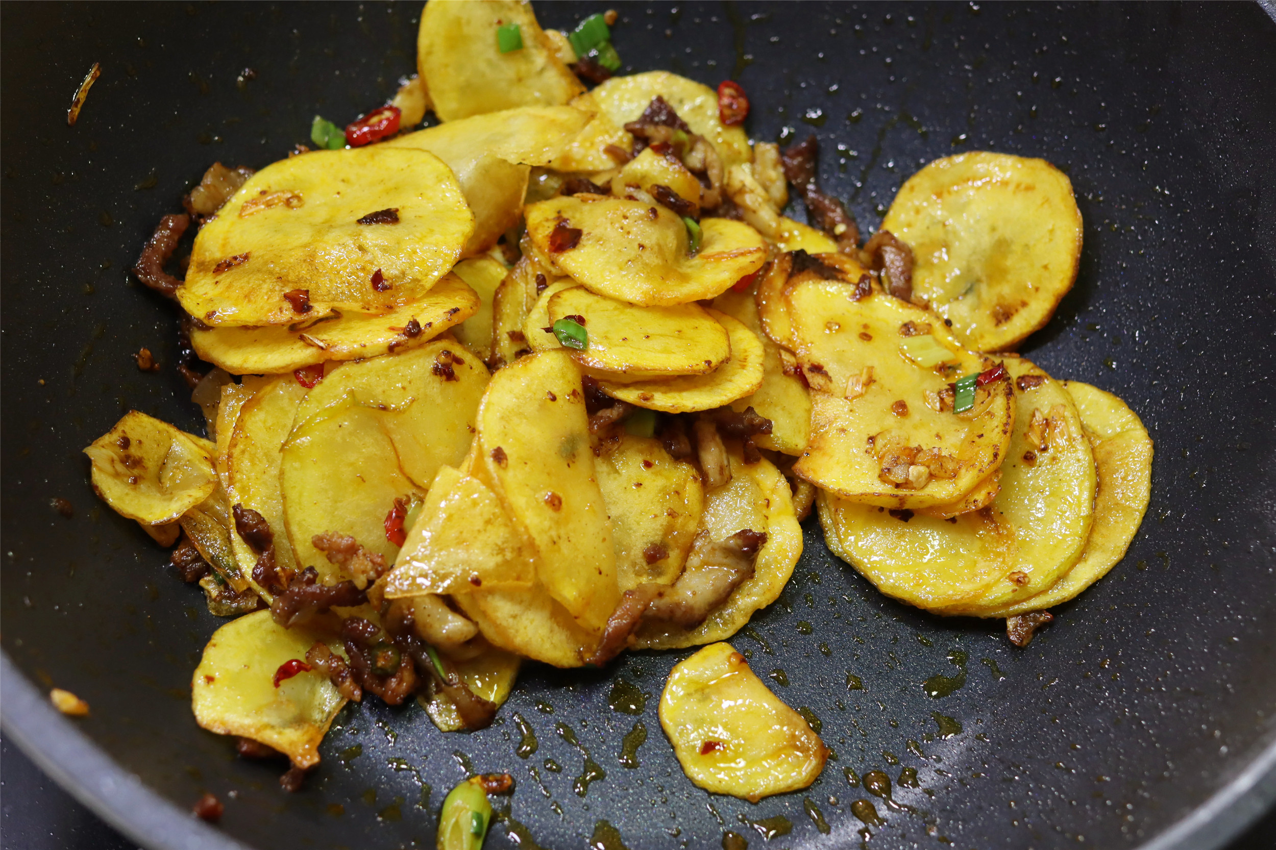 天冷了，土豆这样吃才过瘾，酥香可口，就连孩子都吃不停，真香