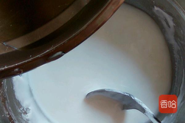 学校门口的热门小吃，要排队才能吃到，一个1元钱，好吃又不贵