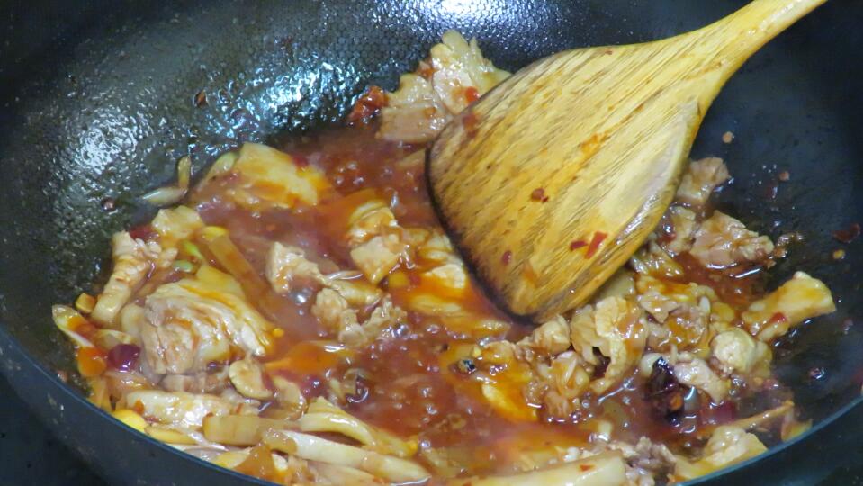 冬天就喜欢吃这道菜，猪肉白菜炖粉条，上桌连汤汁都吃光光